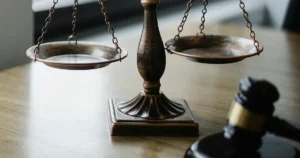 대한민국, 'AI 기본법' 시행… 혁신과 규제의 경계에 서다 13 법을 상징적으로 표현하는 요소들