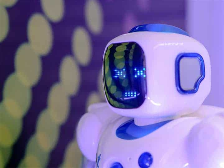 스타트업 투자 지도 2026 — AI 이후 대세와 기회 4 휴머노이드 로봇의 측면을 촬영한 이미지, 로봇의 얼굴엔 LED로 표정이 있다.