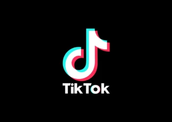 검정 배경 위의 틱톡 로고 이미지