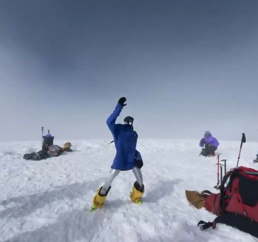 휴머노이드 로봇 '펨바(Pemba)'가 에콰도르의 침보라소(Chimborazo)산에 올라서다 2 Pemba