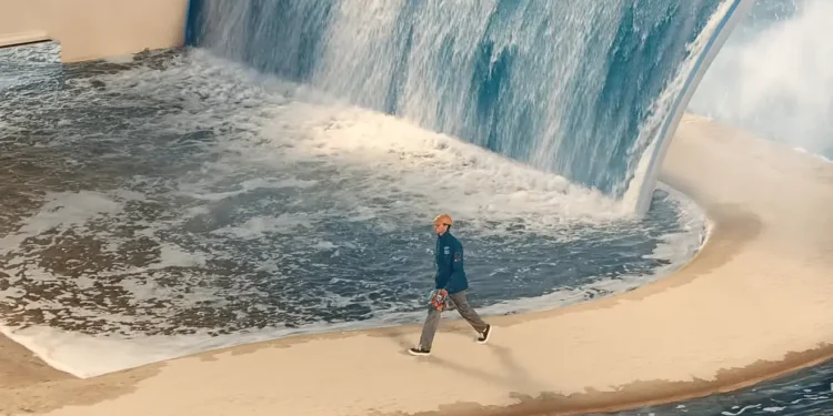 파리의 거대한 파도, 루이 비통(Louis Vuitton) 런웨이를 해안가로 바꾼 퍼렐 louis-vuitton-pharrell-show