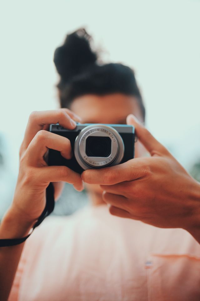 2026년 상반기, 한국 스트릿을 점령한 컴팩트 카메라(Compact Camera) Top 10 pexels-photoshoot